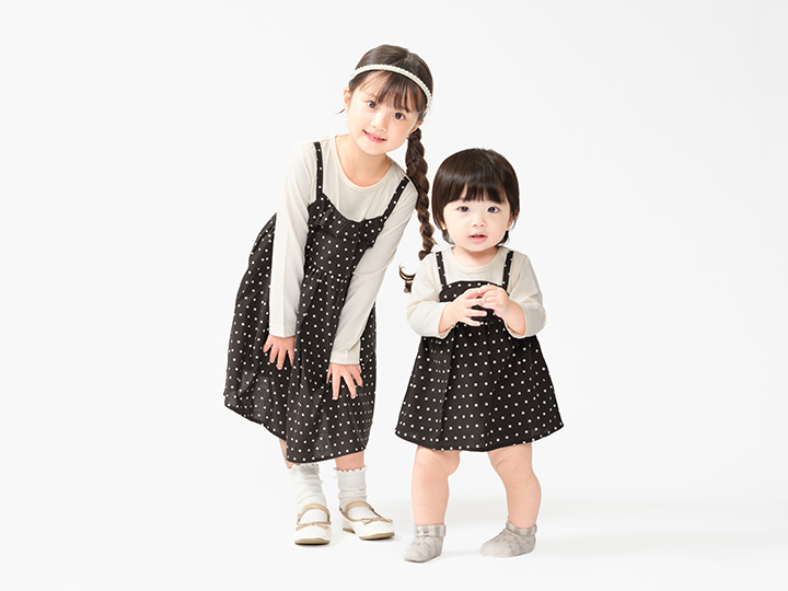crescent 黒ドット柄の姉妹おそろいワンピースコーデ