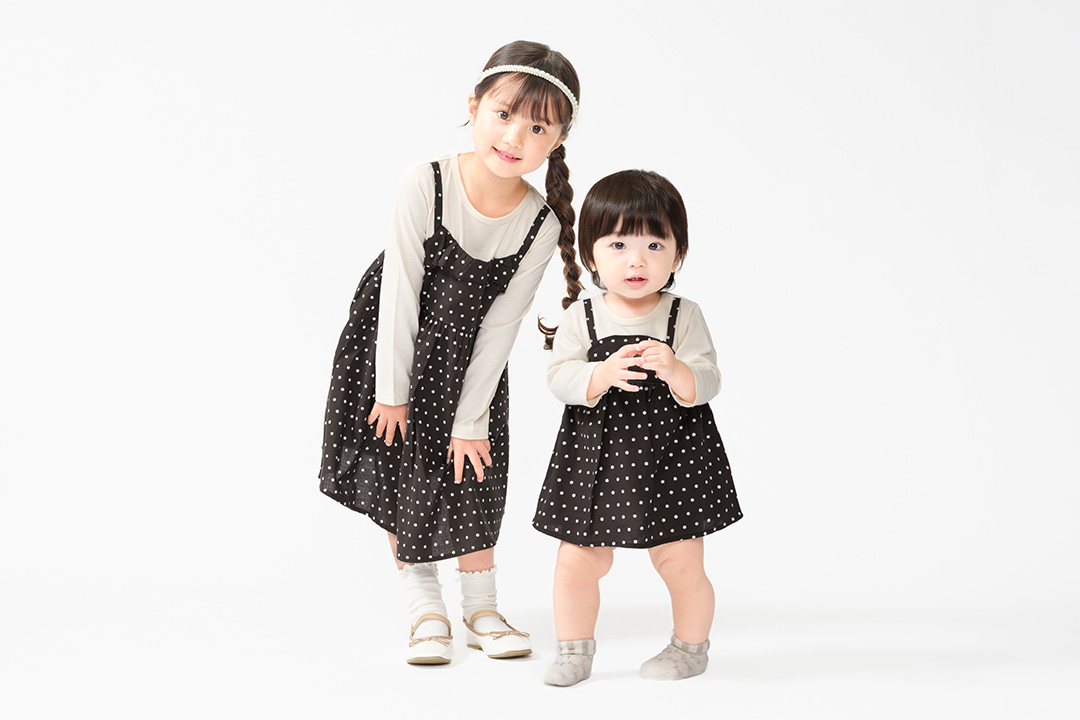 姉妹で黒ドット柄のおそろいワンピースコーデ