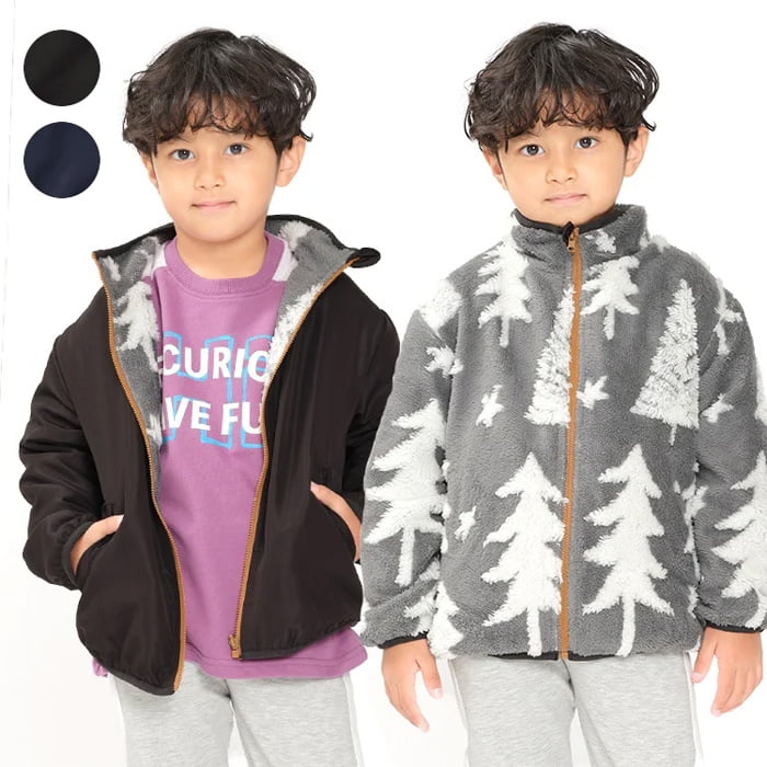 黒のジャケットとグレーの木柄ボアジャケットを着た男の子