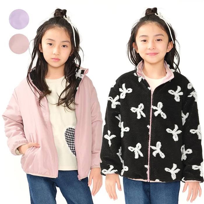 ピンクのジャケットと黒いリボン柄のボアジャケットを着た女の子