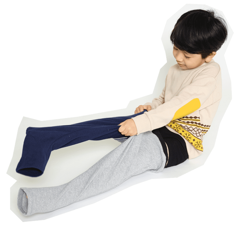 こどもが自分でお着替えしている様子