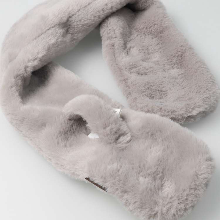 Fluffy heart faux fur muffler