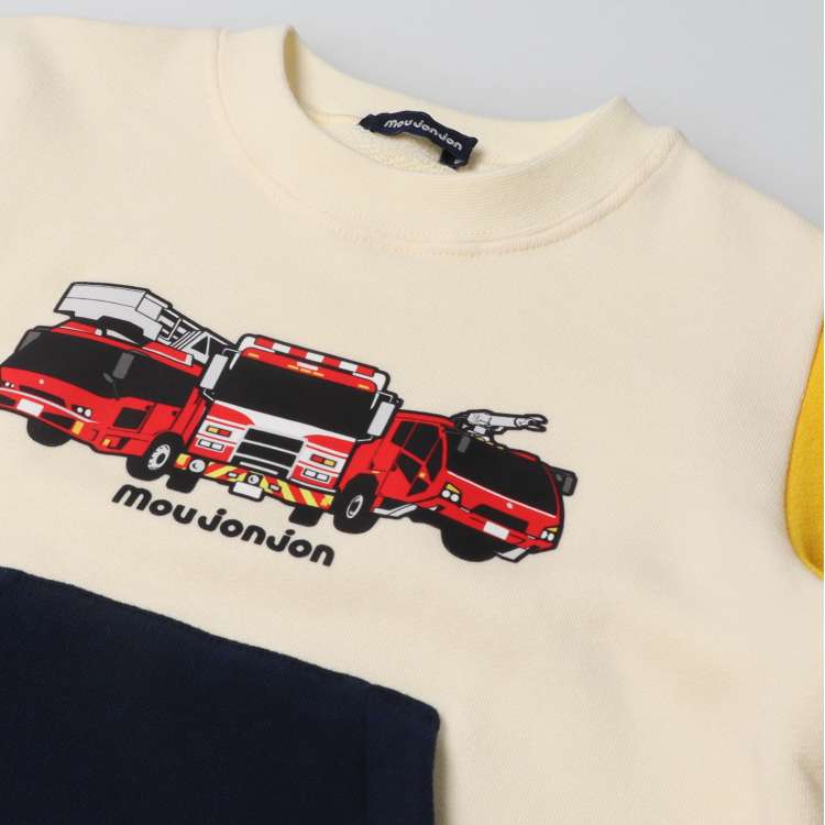 Soft and stretchy fleece sweatshirt with working car print