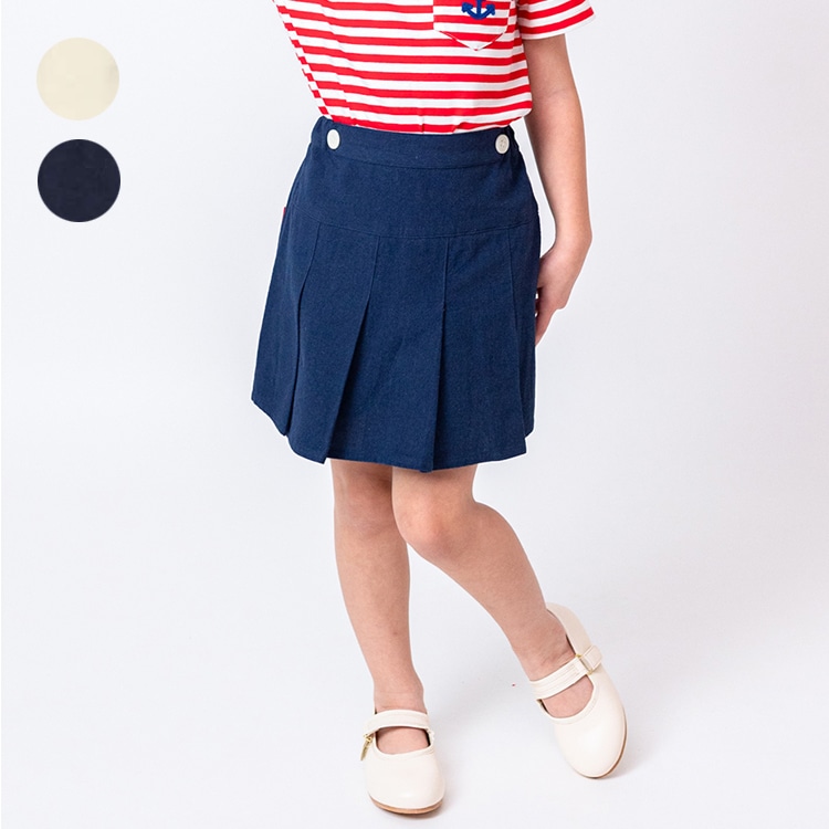 Pleated skirt-style three-quarter length shorts