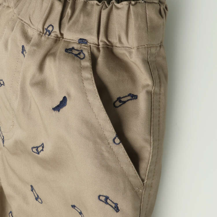 Embroidered half-length shorts